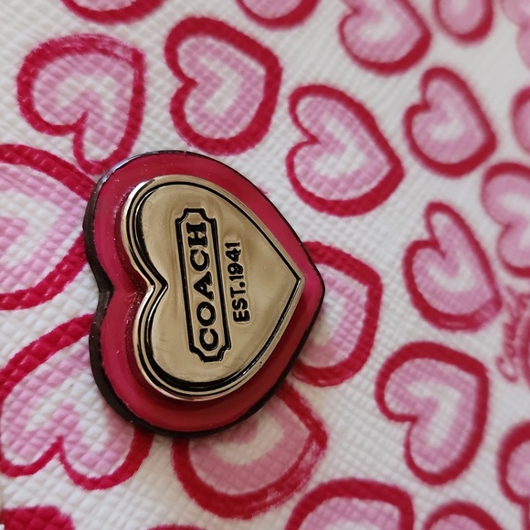 Adorable Like New Coach Heart 3/4 Zippered Long Wallet ❤️🩷🩶 - Picture 3 of 16